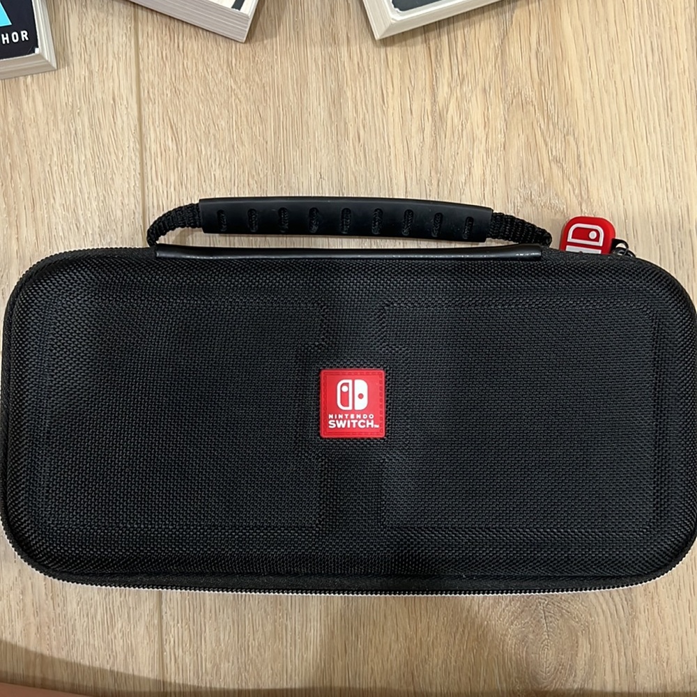 Nintendo Switch - Picture 2 of 2